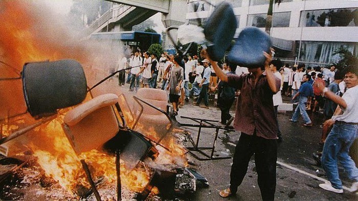 Kerusuhan Mei 1998 : Peristiwa Mengguncang Indonesia dan Penyebabnya